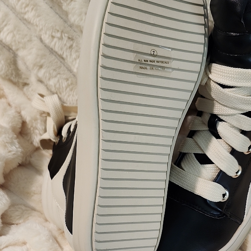 Stylish Black and White Women's High-Top Sneakers - Picture 6 of 6